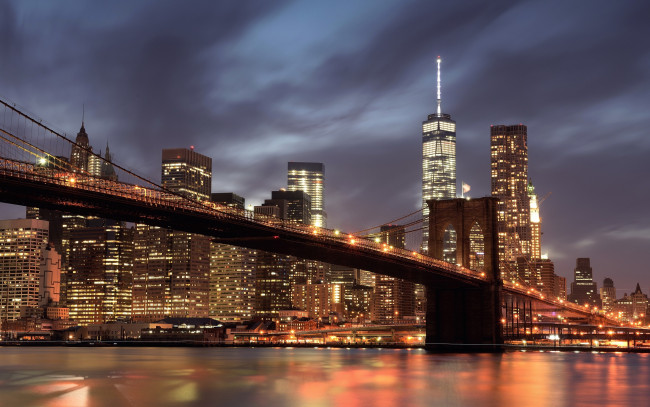 Обои картинки фото города, нью-йорк , сша, ночь, мост, побережье, залив, небоскребы, дома, огни, манхэттен, нью-йорк