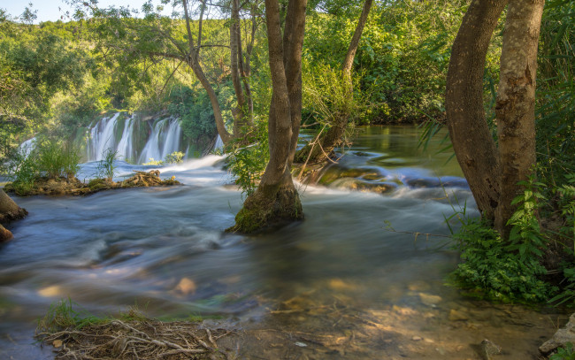 Обои картинки фото природа, реки, озера, босния, и, герцеговина, водопад, кравице, bosnia, and, herzegovina, деревья, река, trebizat, river, kravice, falls