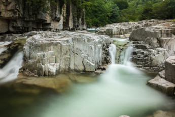 Картинка природа водопады water листья вода autumn leaves stream waterfall поток водопад осень