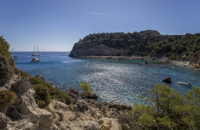 Обои картинки фото греция, природа, побережье, деревья, камни, яхты, водоем