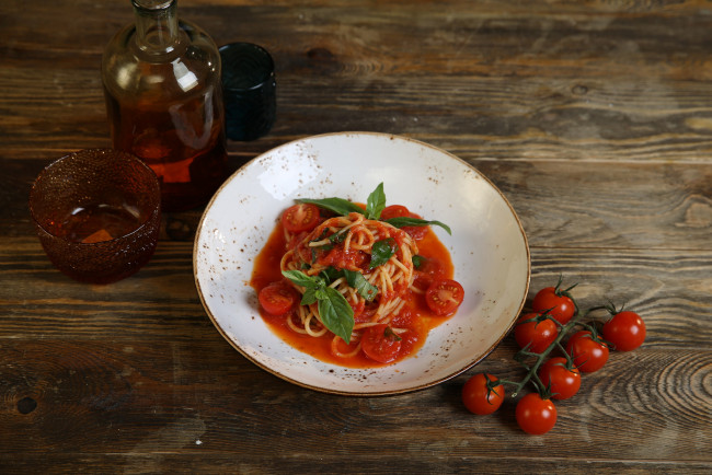 Обои картинки фото еда, макаронные блюда, помидор, соус, зелень, спагетти