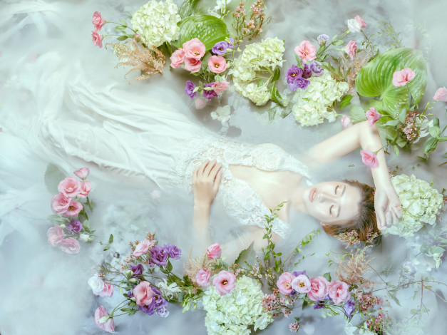 Обои картинки фото девушки, -unsort , азиатки, поза, вода, девушка, настроение, азиатка, цветы, руки