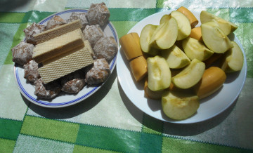 Картинка еда пирожные +кексы +печенье яблоки пряники бананы вафли