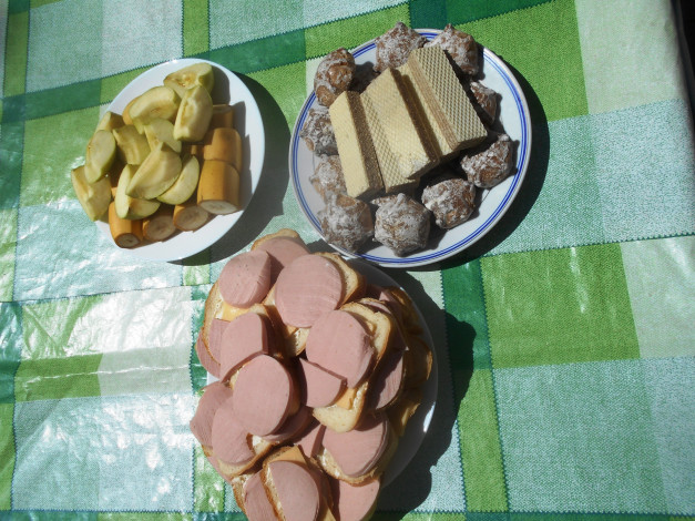 Обои картинки фото еда, бутерброды,  гамбургеры,  канапе, колбаса, хлеб, сыр, печенье, вафли, яблоки, бананы
