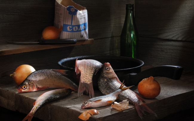 Обои картинки фото еда, рыба,  морепродукты,  суши,  роллы, нож, сковорода, караси, рыбы, соль, пачка, бутылка, лук