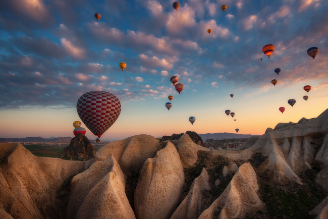 Обои картинки фото авиация, воздушные шары дирижабли, вечер, воздушные, шары, туфы, скалы, каппадокия, турция