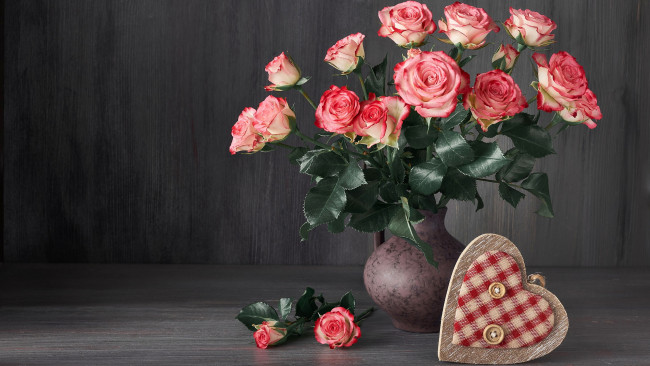 Обои картинки фото цветы, розы, ваза, букет, бутоны, сердечко