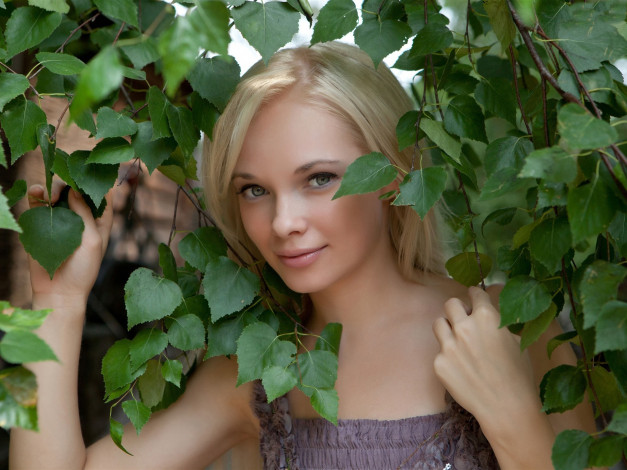 Обои картинки фото девушки, - блондинки,  светловолосые, листья, блондинка, feeona a