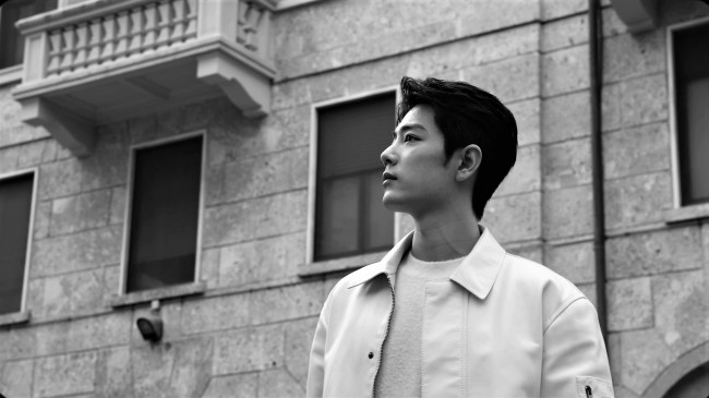Обои картинки фото мужчины, xiao zhan, актер, куртка, здание