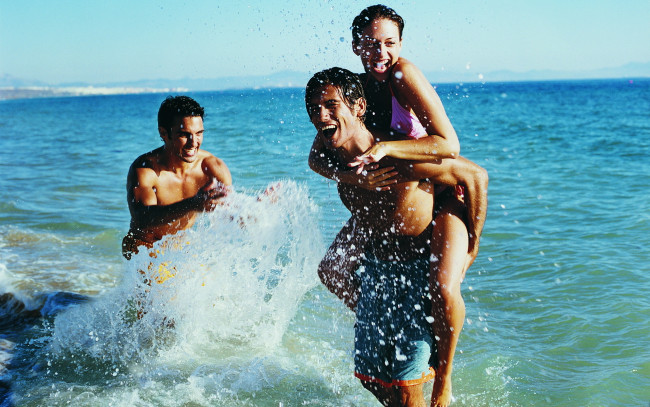 Обои картинки фото разное, люди, парни, девушка, море, брызги, вода