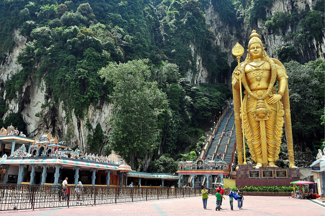 Обои картинки фото храм, бога, муругана, малайзия, города, буддистские, другие, храмы, лестница, статуя, огромный, золотой