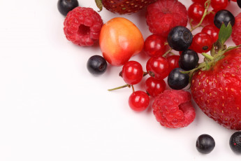 Картинка еда фрукты ягоды клубника малина черешня черника красная смородина