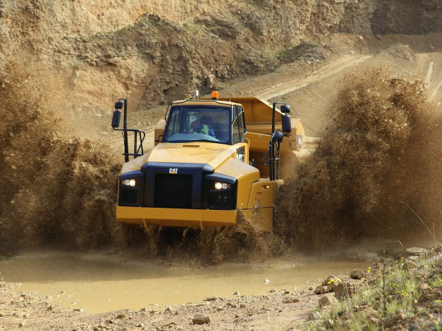 Обои картинки фото caterpillar, 740, техника, строительная, грязь, лужа, брызги, cat