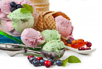 Картинка еда мороженое +десерты рожок вафельный ягоды