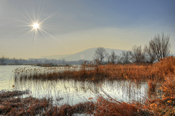 Картинка природа реки озера лес поздняя осень озеро горы солнце лучи камыш