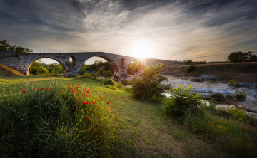 Картинка природа восходы закаты солнце мост маки цветы клумба лучи поток река