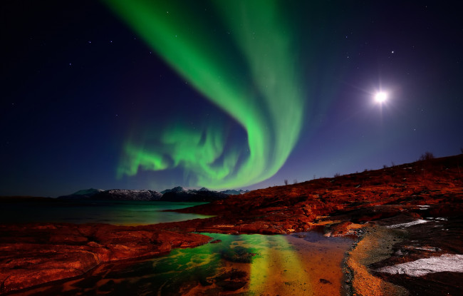 Обои картинки фото природа, северное сияние, острова, ночь, северное, сияние, небо, звезды, луна, горы, норвегия