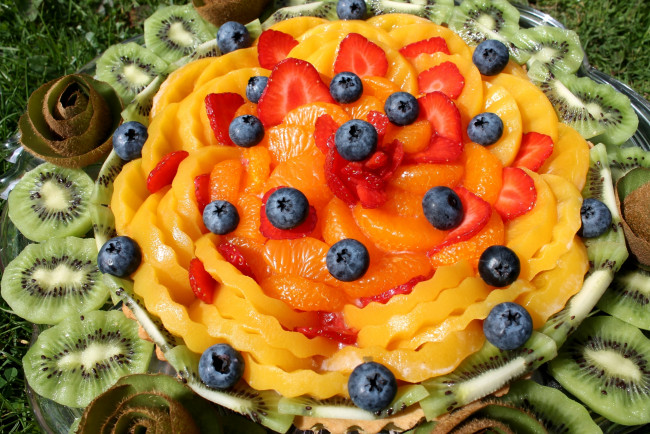 Обои картинки фото еда, фрукты,  ягоды, голубика, персики, киви