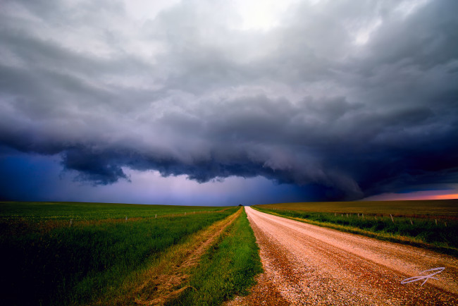 Обои картинки фото природа, стихия, грунтовка, дорога, поля, шторм, небо, тучи, альберта, канада