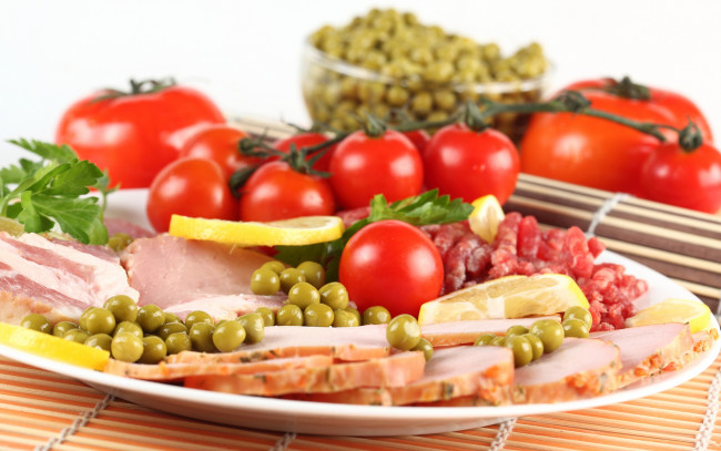 Обои картинки фото еда, разное, горох, помидоры, мясо, ветчина, tomato, ham, meat