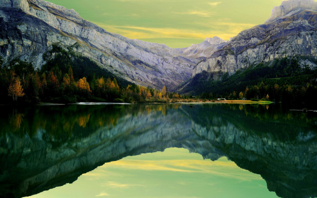 Обои картинки фото природа, реки, озера, деревья, горы, отражение, озеро, осень