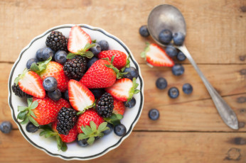 Картинка еда фрукты +ягоды ягоды клубника ежевика голубика