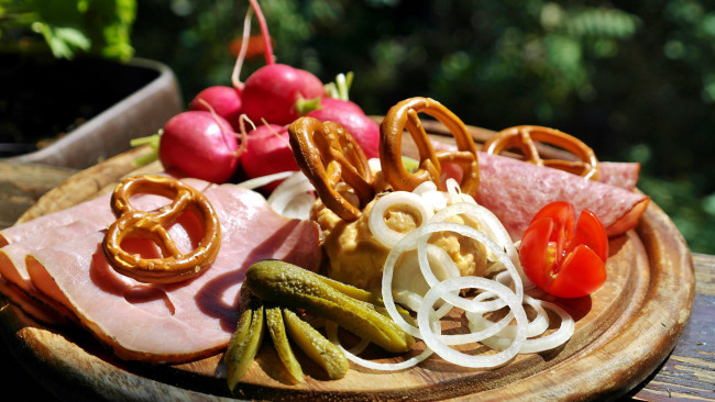 Обои картинки фото еда, разное, колбаса, лук, кольца, крендельки, редис, томат