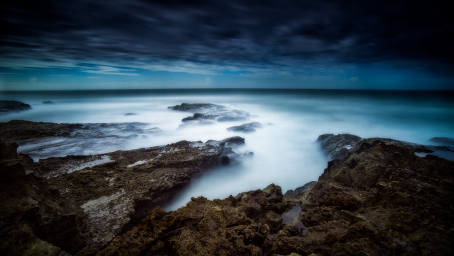 Обои картинки фото природа, побережье, море, камень, волны, облака, горизонт, серые