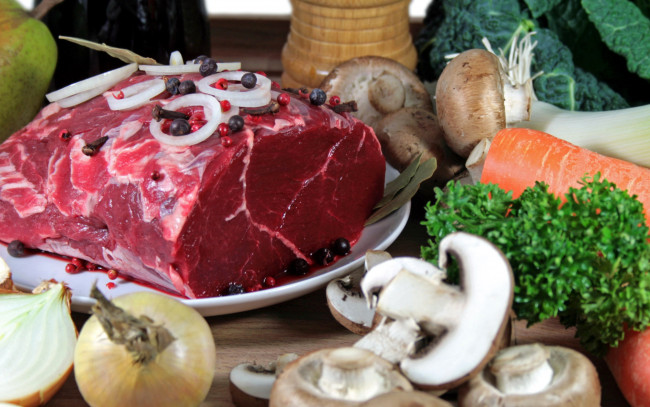 Обои картинки фото еда, мясные блюда, говядина, мясо, кусок, кольца, лук, перец, шампиньоны, петрушка