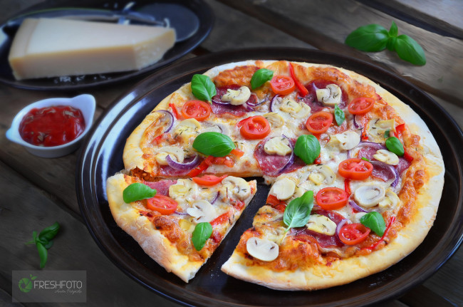 Обои картинки фото еда, пицца, грибы, помидоры, базилик