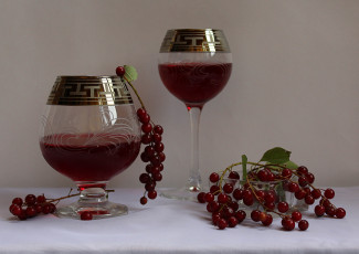 Картинка еда напитки +сок ягоды волчьи фужеры сок вишневый композиция