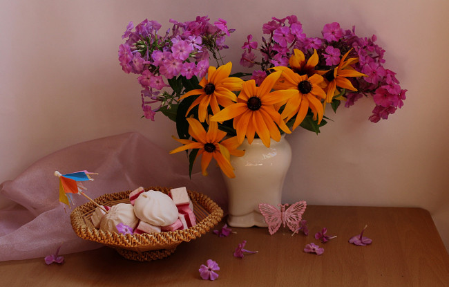 Обои картинки фото еда, конфеты,  шоколад,  сладости, цветы, флоксы, натюрморт, букет, август, сладости, рудбекия