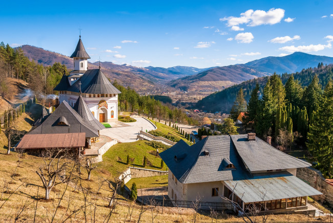 Обои картинки фото monastery pangarati, города, - католические соборы,  костелы,  аббатства, панорама