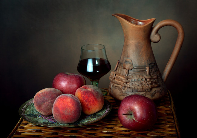 Обои картинки фото еда, натюрморт, персики, лето, лоза, кувшин, каберне, яблоки