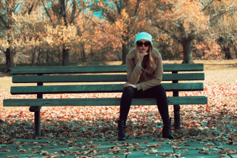 Картинка девушки -unsort+ блондинки +светловолосые скамейка пальто блондинка очки шапка осень парк