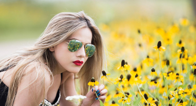 Обои картинки фото девушки, -unsort , блондинки,  светловолосые, очки, блондинка, луг, цветы