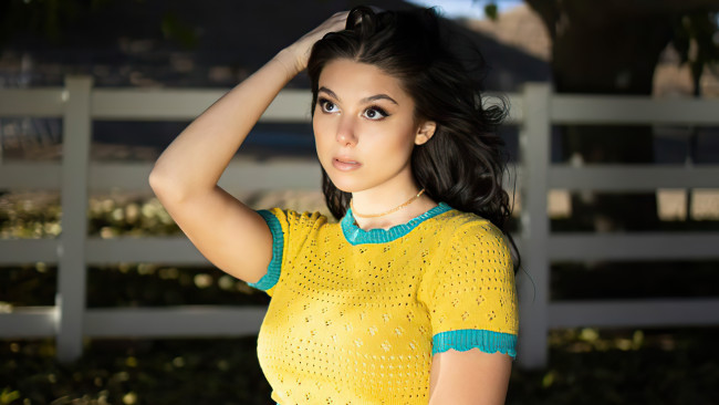 Обои картинки фото kira kosarin, девушки, брюнетка, топ, забор