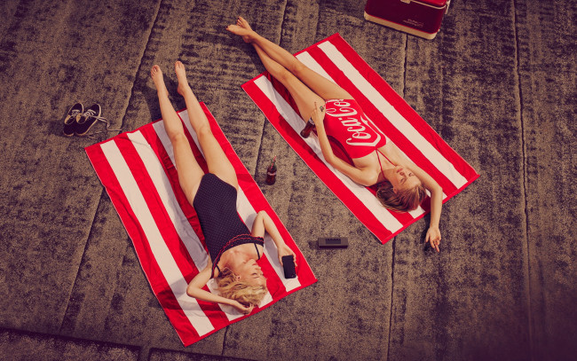 Обои картинки фото бренды, coca-cola, девушки, напиток