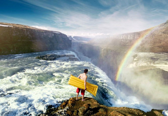 Картинка юмор приколы радуга водопад мужчина надувной матрас