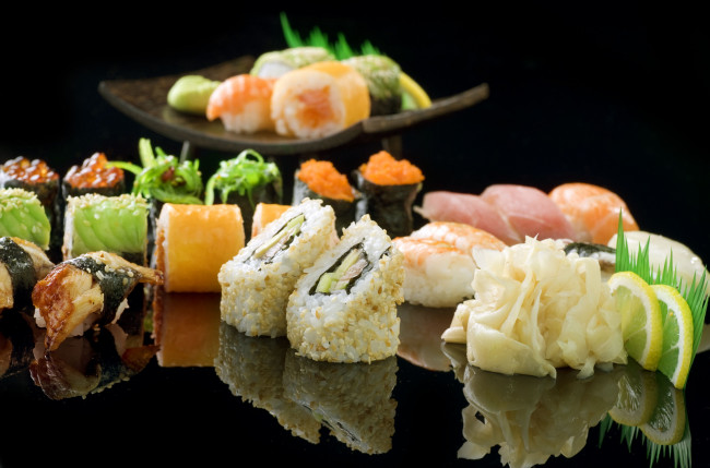 Обои картинки фото еда, рыба, морепродукты, суши, роллы, имбирь, икра, креветки, лимон