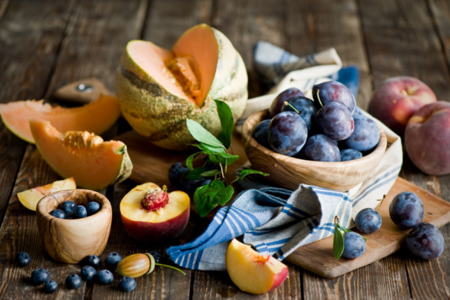 Обои картинки фото еда, фрукты, ягоды, дыня, сливы, персик, голубика