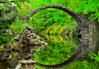 Картинка природа реки озера лето зелень валуны отражение каменная арка лес река