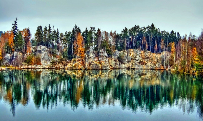 Обои картинки фото природа, реки, озера, отражение, лес, озеро, скалы