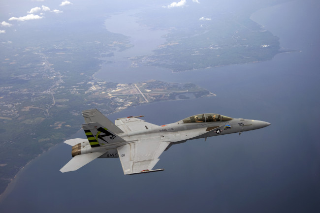 Обои картинки фото авиация, боевые, самолёты, полет, панорама, пилоты, высота, hornet, f/a-18