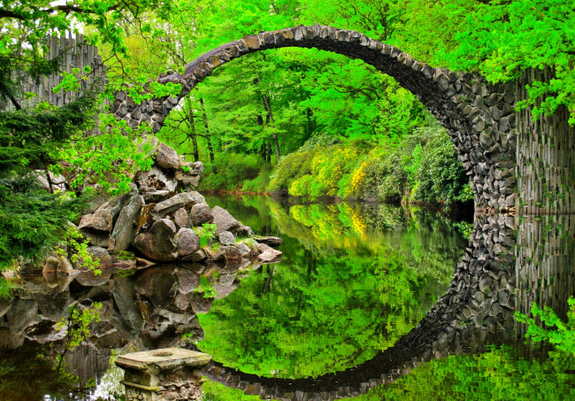 Обои картинки фото природа, реки, озера, лето, зелень, валуны, отражение, каменная, арка, лес, река