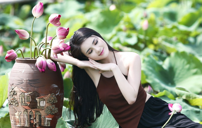 Обои картинки фото девушки, -unsort , азиатки, цветы, поза, девушка