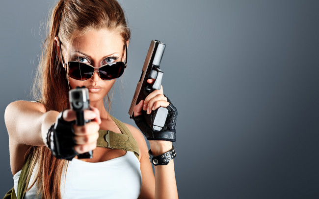 Обои картинки фото девушки, - девушки с оружием, девушка, прицел, оружие, цель, модель, рыжеволосая, очки, пистолеты, два, красотка, поза, взгляд, макияж