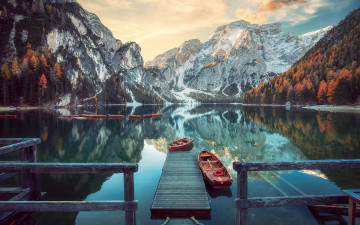 Картинка корабли лодки +шлюпки горы озеро мостки отражение