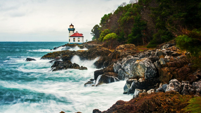 Обои картинки фото lime kiln lighthouse, san juan island, washington, природа, маяки, lime, kiln, lighthouse, san, juan, island