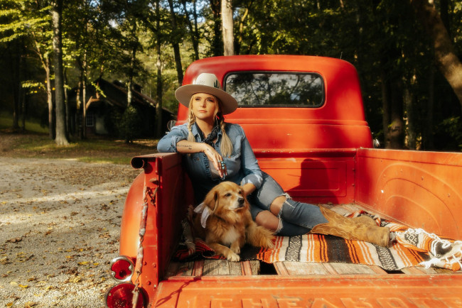 Обои картинки фото музыка, miranda lambert, шляпа, косички, собака, грузовик